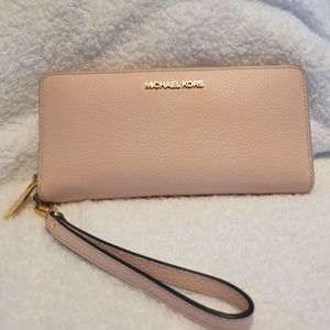 💕💕Michael Kors Jet Set Travel Wallet